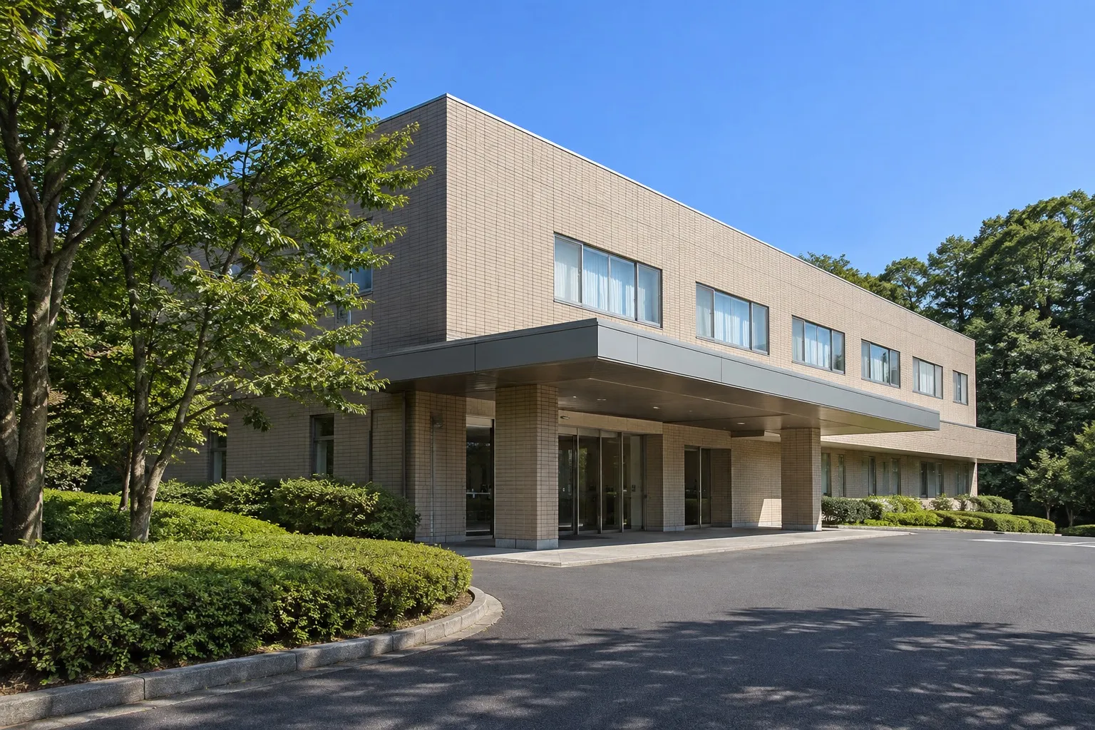 相模原市営斎場の建物へ続く進入路と、周りの樹々（イメージ）